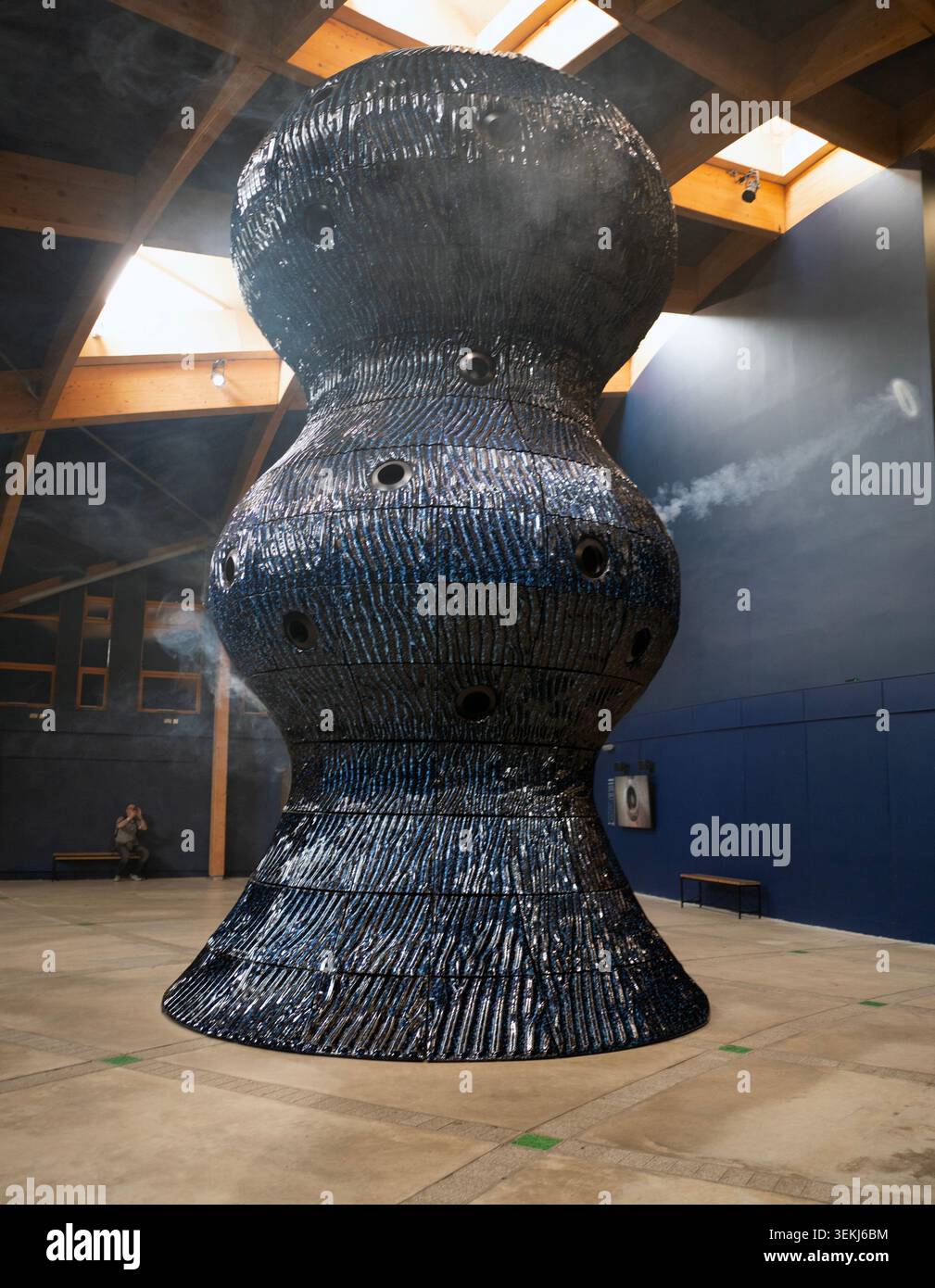 Die 9 Meter hohe Keramikskulptur Infinity Blue ist eine Kunstinstallation im Kerngebäude des Eden Project, die Cyanobakterien huldigt. Stockfoto