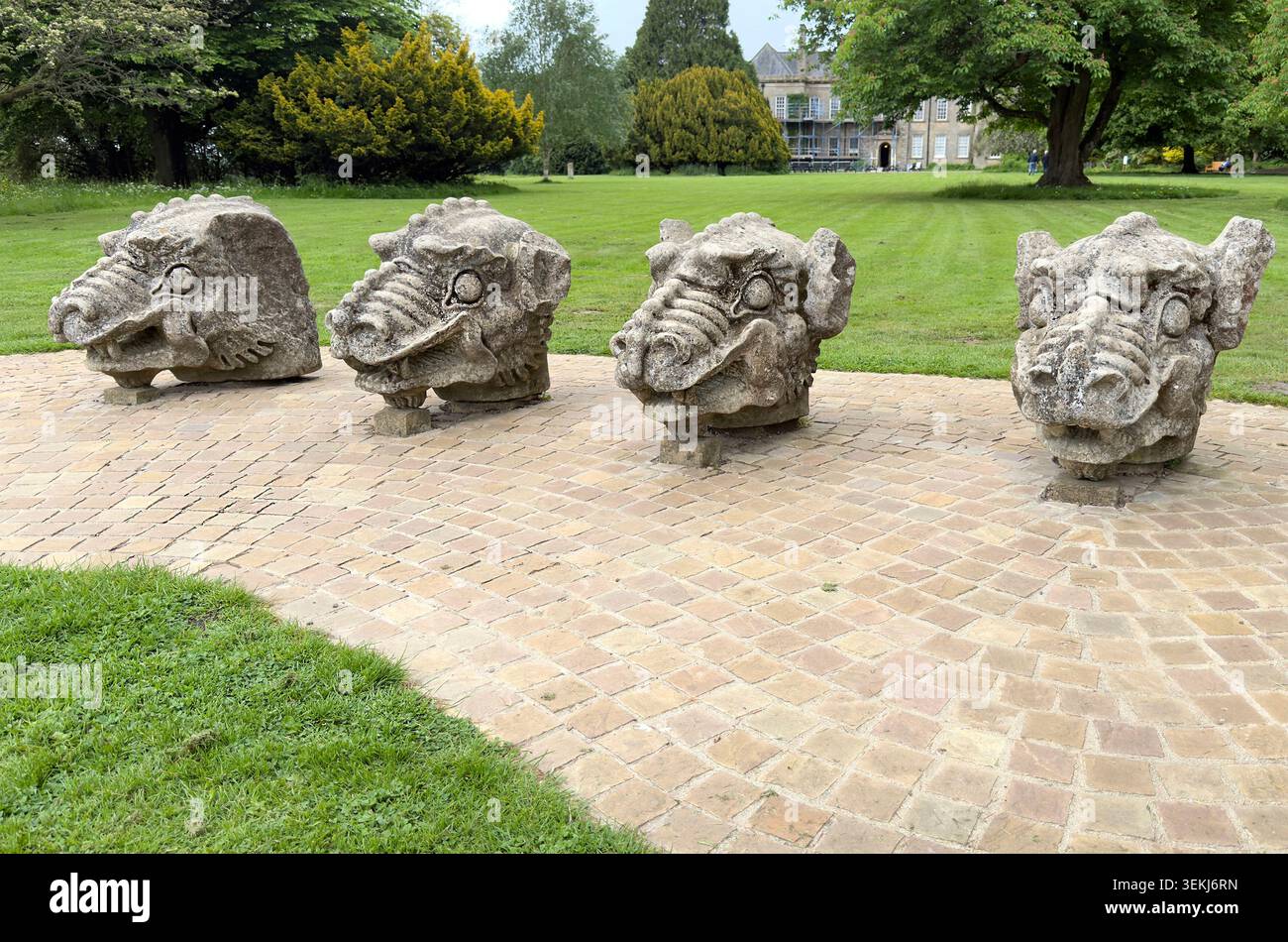 Historische Steindrachen oder griffin Heads in der Wallington Hall in Northumberland, England. Stockfoto