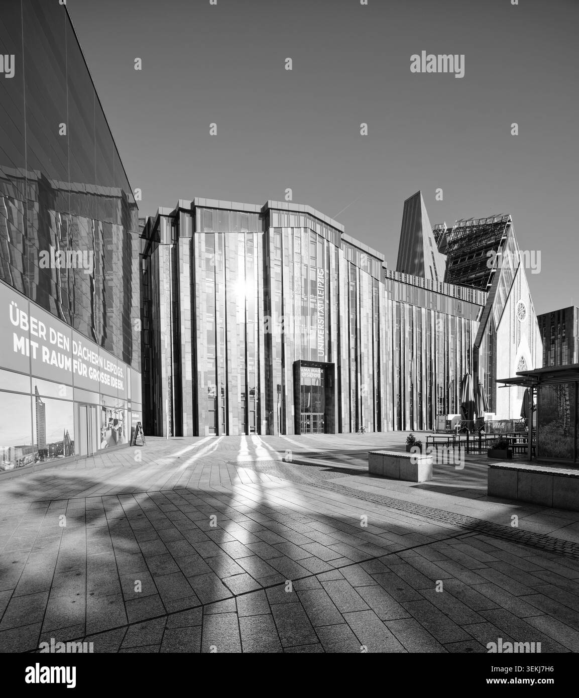 Leipziger Augustusplatz mit Universität Leipzig, Hörsaalgebäude, Paulinum, Lichtreflexionen, s/W-Foto, schwarz-weiß, Leipzig, Sachsen, Keim Stockfoto
