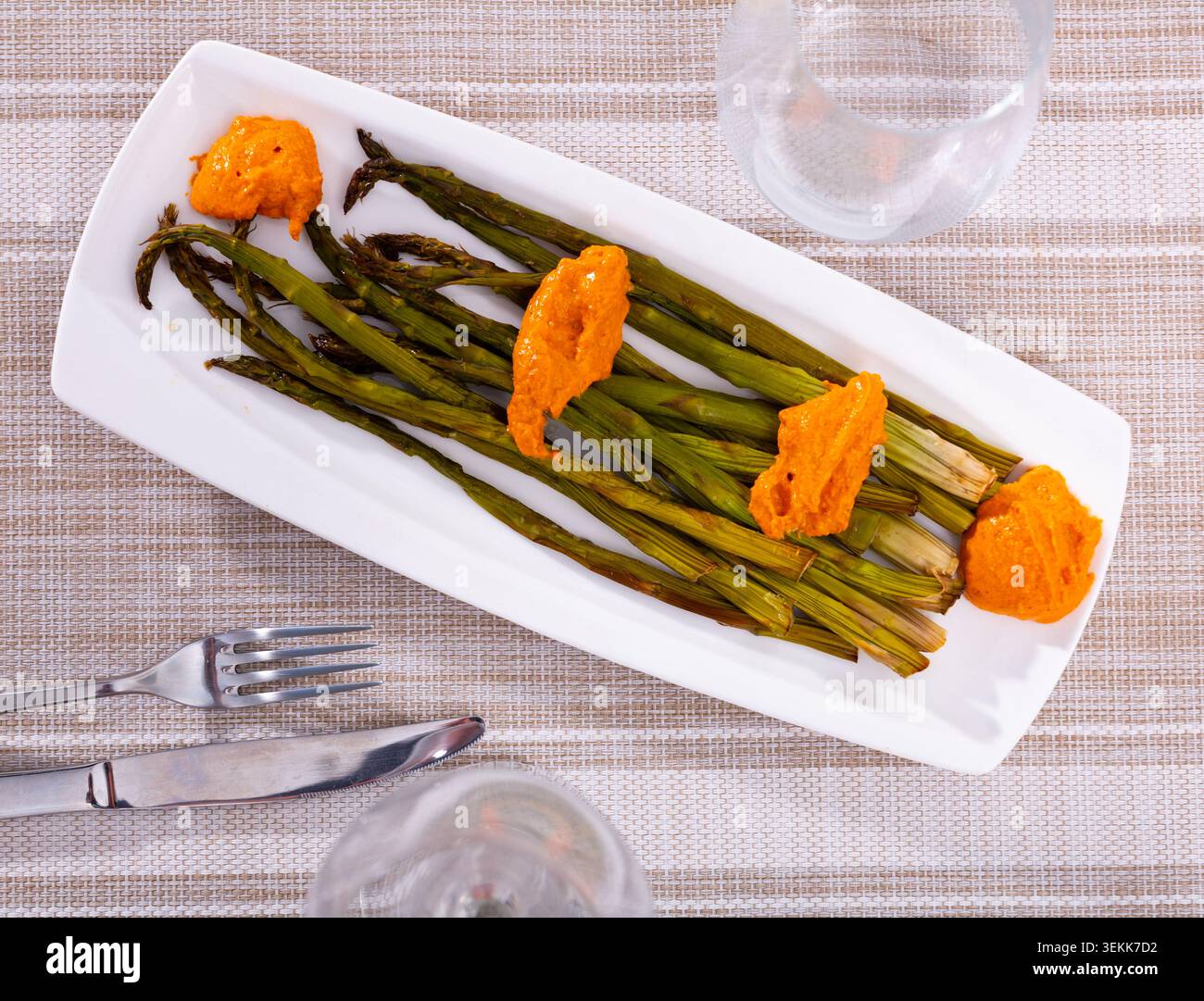Verkohlter Spargel serviert mit klassischer Romesco-Sauce Stockfoto