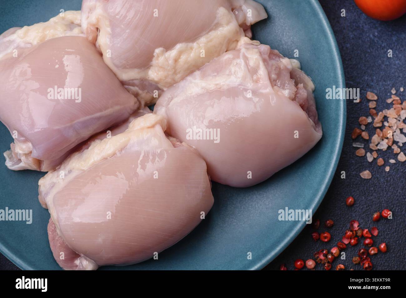 Rohes Schenkelfilet von Hühnern oder truthühnern, Geflügelfleisch ohne Haut und ohne Knochen. Hähnchenschenkelfilet als Lebensmittelhintergrund für Ihr Design Stockfoto