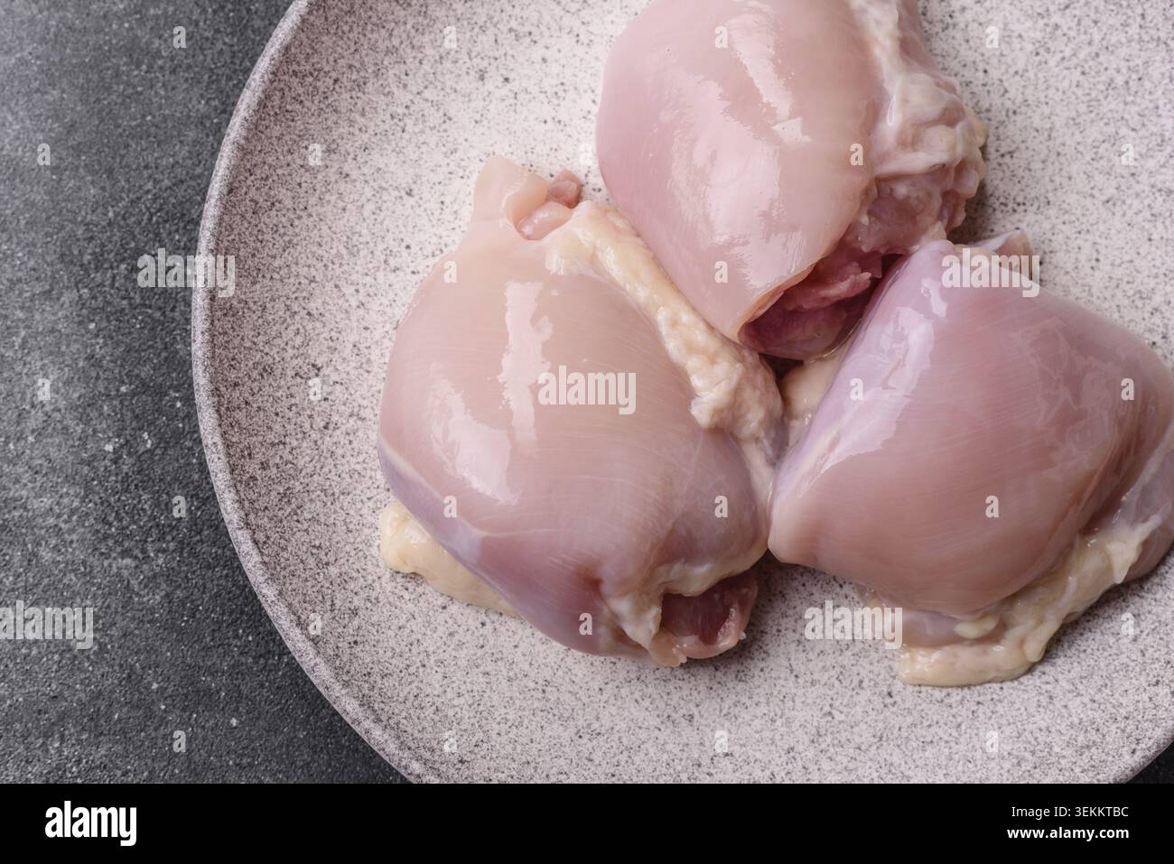 Rohes Schenkelfilet von Hühnern oder truthühnern, Geflügelfleisch ohne Haut und ohne Knochen. Hähnchenschenkelfilet als Lebensmittelhintergrund für Ihr Design Stockfoto