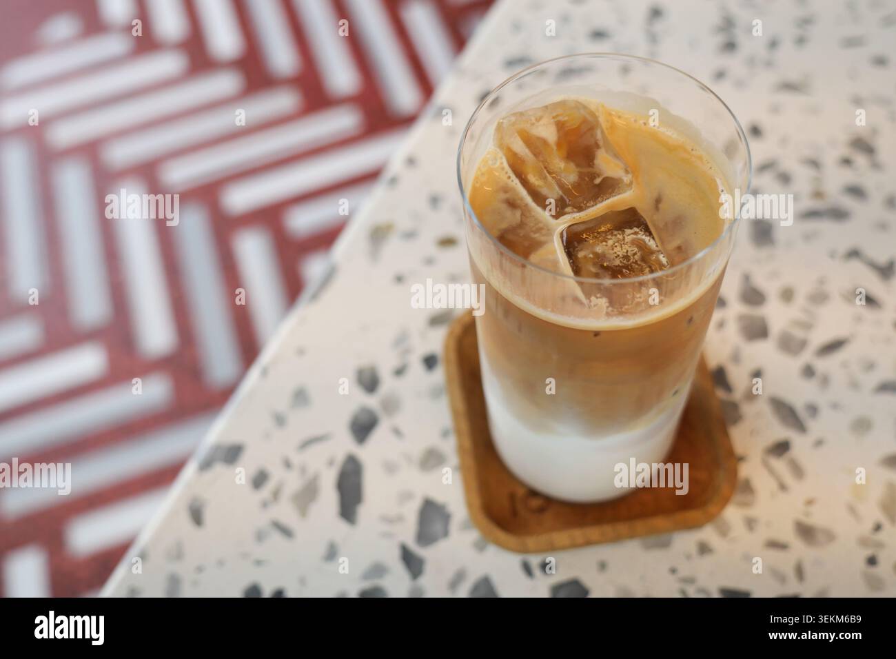 Kalte Kaffeegetränke stehen auf einem Tisch mit gemusterter Oberfläche Stockfoto