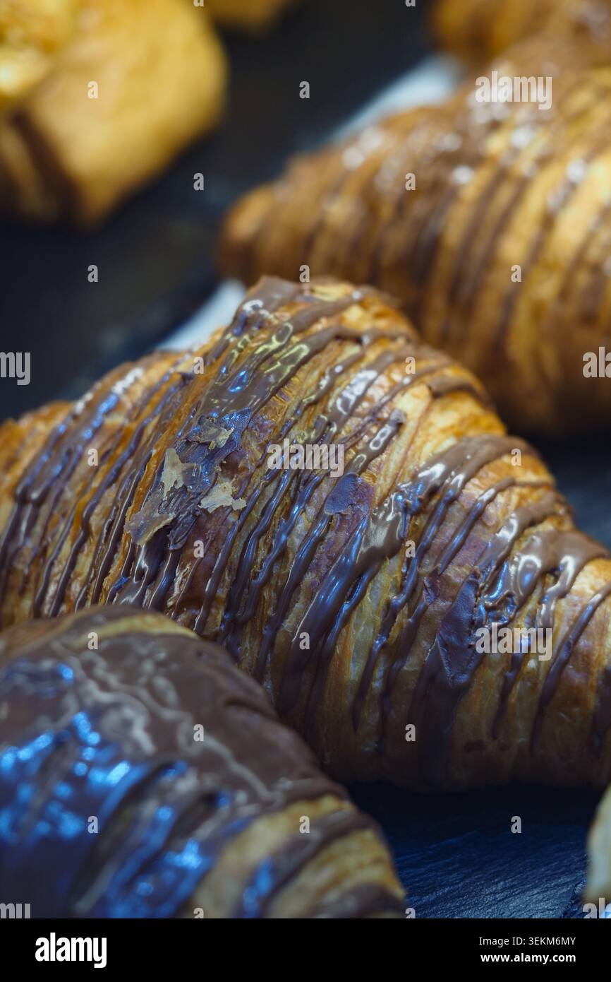 Croissants mit Schokolade auf dunkler Oberfläche Stockfoto