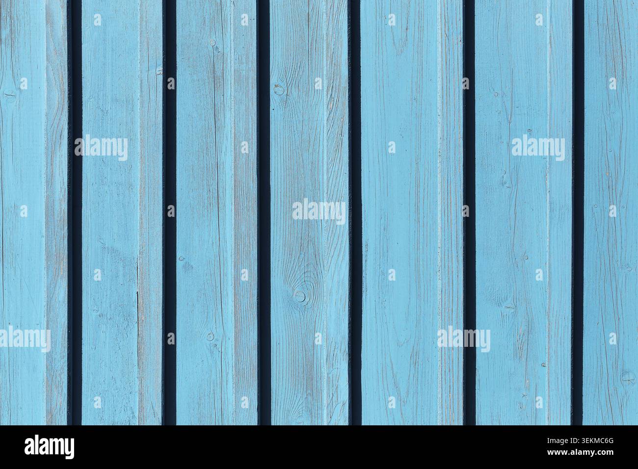 Blau gemalter Holzzaun Texturhintergrund mit vertikalen Dielen. Dekorative Außenfläche und Baumaterial. Stockfoto