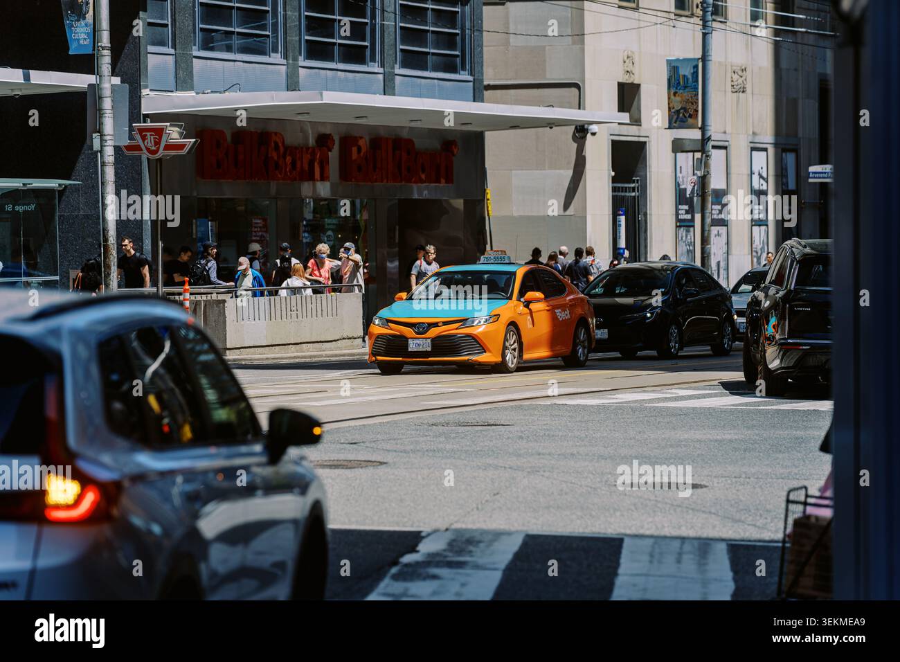 Toronto, Kanada - 26. Mai 2026: Geschäftige Szene in der Innenstadt mit Beck Taxi und Fußgängern Stockfoto