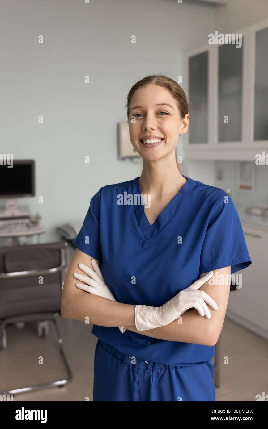 Porträt einer lächelnden Krankenschwesterin in blauem Gewächs Stockfoto