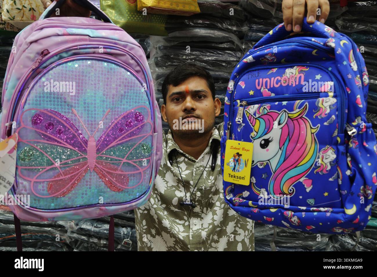 Mumbai-Indien-02 Juni 2026: Die abgebildeten Schultaschen sind für Kinder konzipiert und mit beliebten „Schmetterling“- und „Einhorn“-Themen, die bei Schulbackpa üblich sind Stockfoto