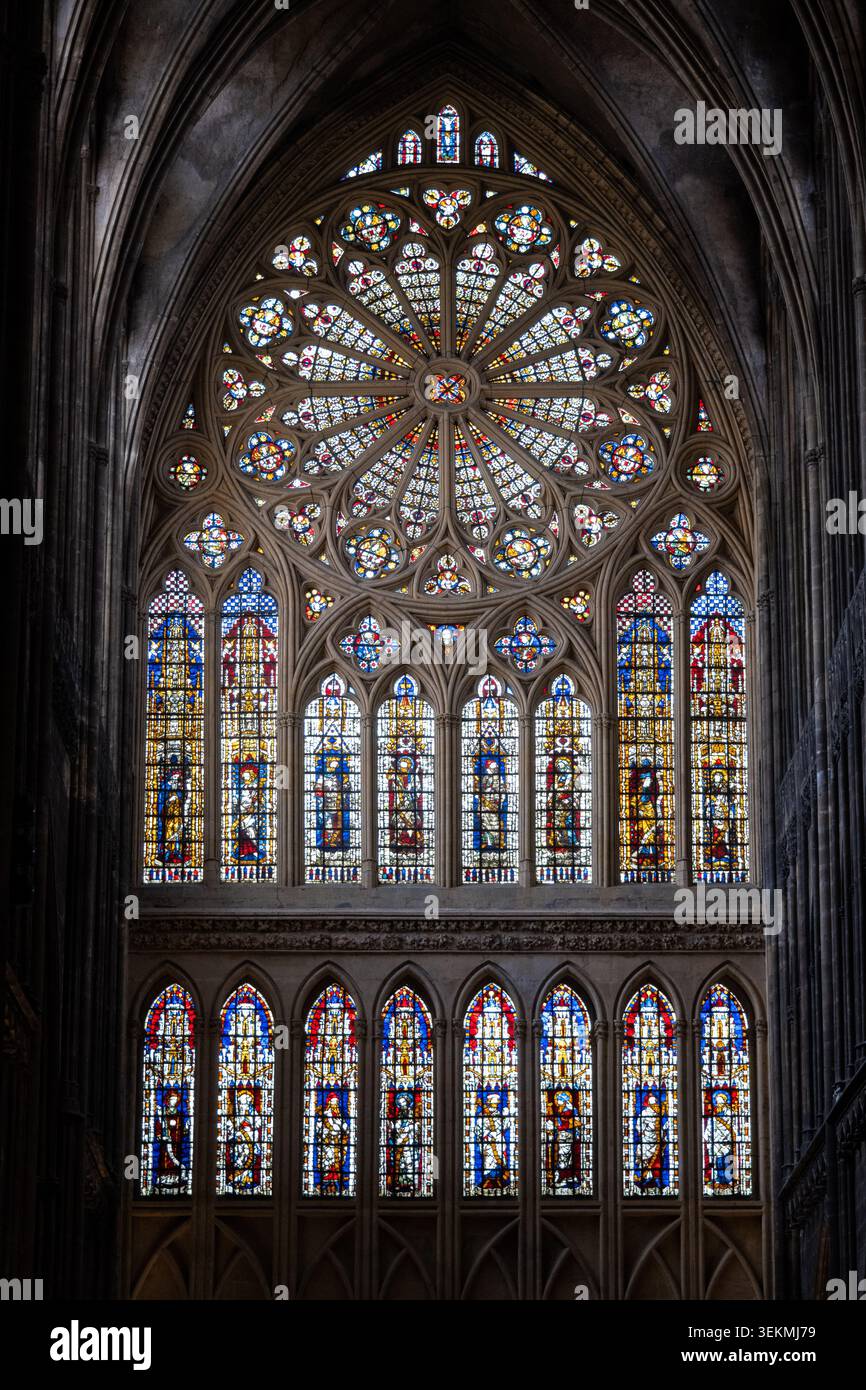 Vorderansicht des Rosenfensters und der Buntglasscheiben in der Kathedrale von Metz in Metz, Grand Est, Frankreich. Stockfoto