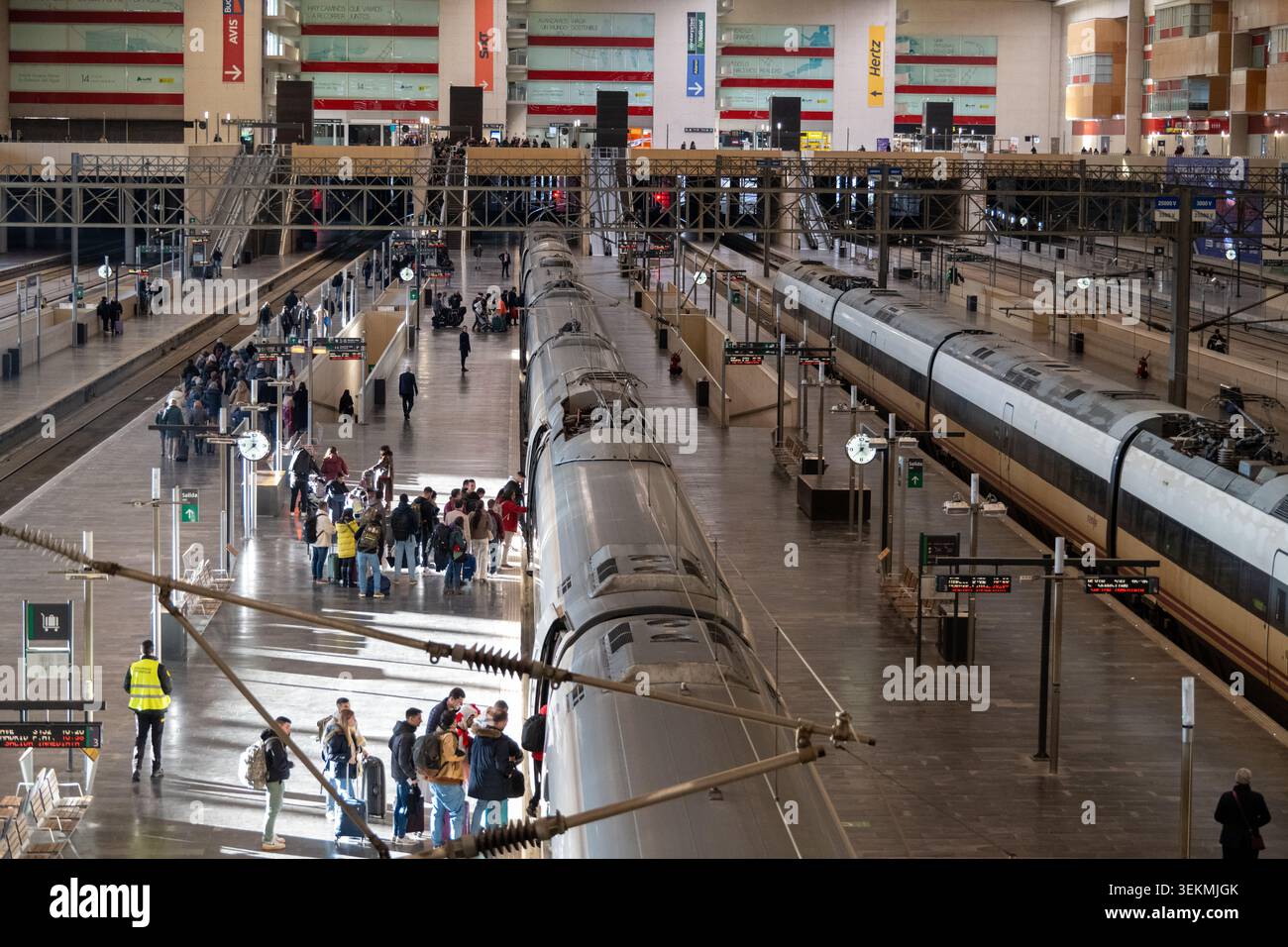 Saragossa, Spanien - 17. Januar 25: Weite Innenansicht des Bahnhofs Saragossa-Delicias in Saragossa, Aragonien, Spanien, mit Renfe-Zügen an Bahnsteigen und Stockfoto