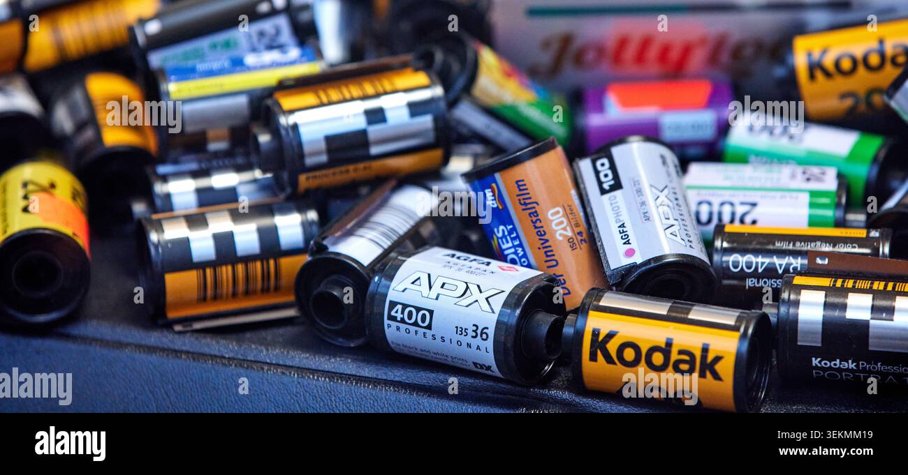 Eine große Sammlung gemischter 35-mm-Filmkanister, darunter Agfa APX 400, Kodak und Fujifilm. Stockfoto