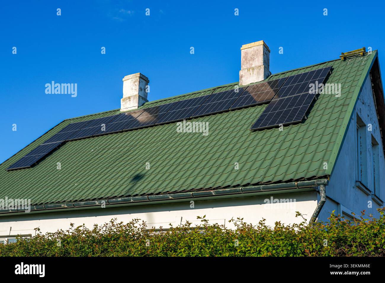 Auf Metalldach installiertes Sonnenkollektorsystem für Wohngebäude mit erneuerbarer Energie Stockfoto