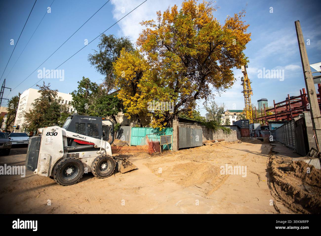 Baustelle mit Kompaktlader Stockfoto