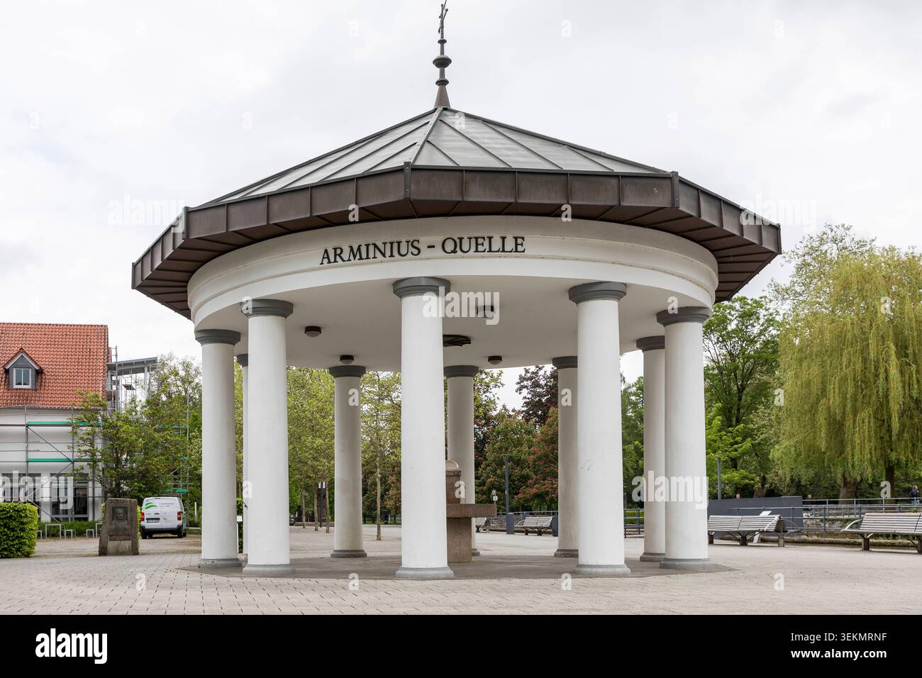 Arminiusquelle mit Pavillon, Bad Lippspringe, Nordrhein-Westfalen, Deutschland *** Arminiusquelle mit Pavillon, Bad Lippspringe, Nordrhein-Westpha Stockfoto