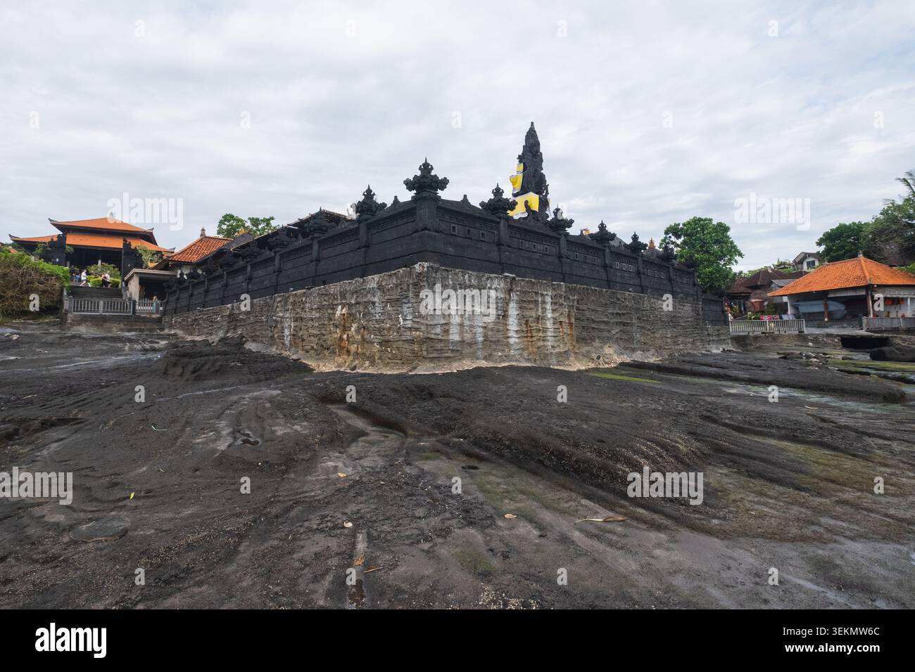 Ein Tempel, der auf einem Felsen steht. Eine der Touristenattraktionen in Tanah Lot, Tabanan, 1. Januar 2026, Bali, Indonesien Stockfoto