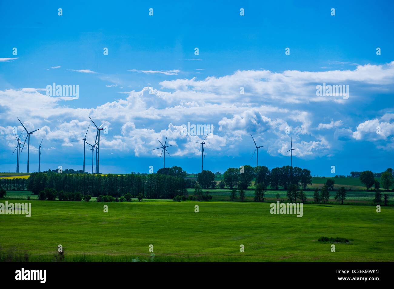 Windturbinen in einem Windpark auf dem deutschen Land Stockfoto