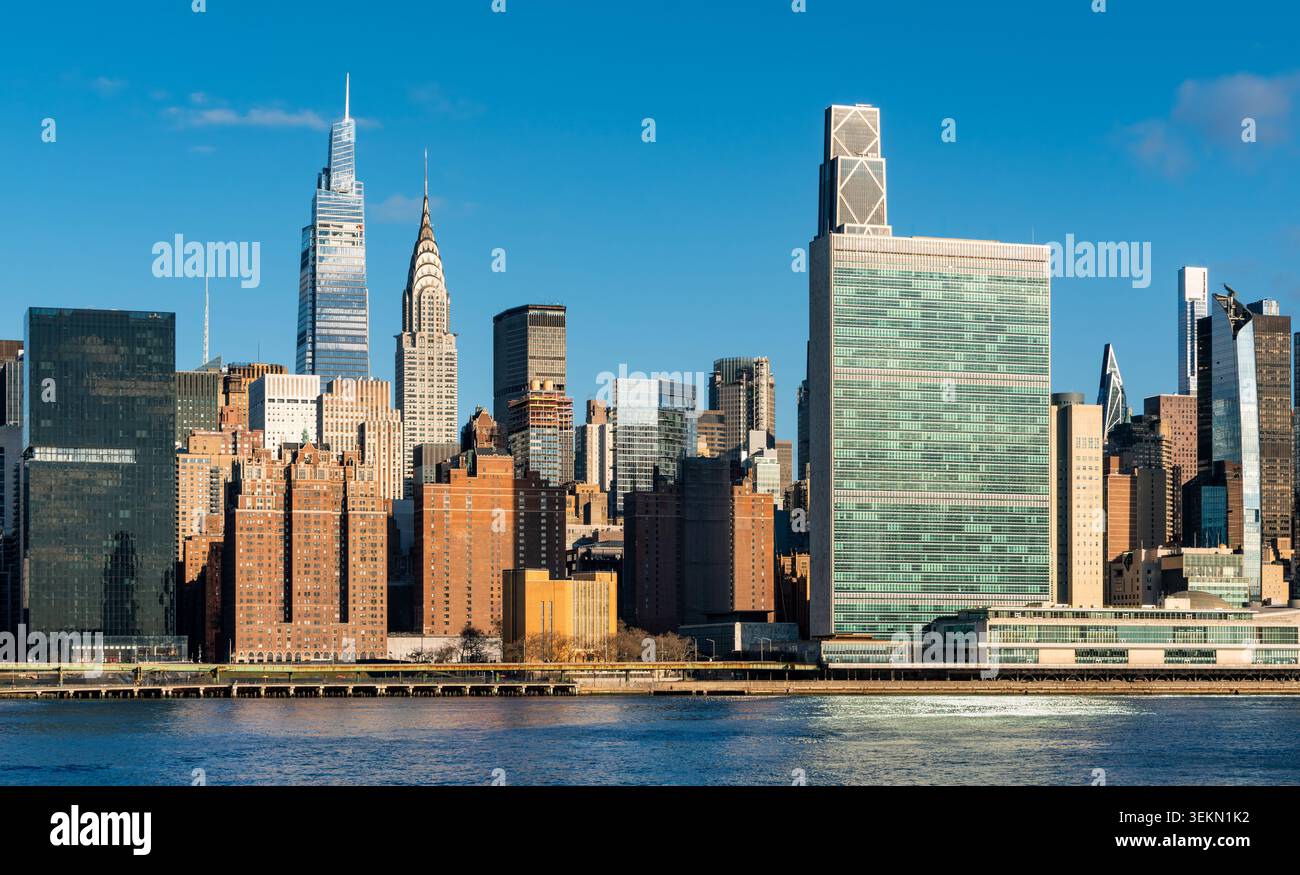 Skyline von Midtown Manhattan über den East River in New York City. Stadtbild mit modernen Wolkenkratzern, Wahrzeichen und Bürogebäuden im Morgenlicht Stockfoto
