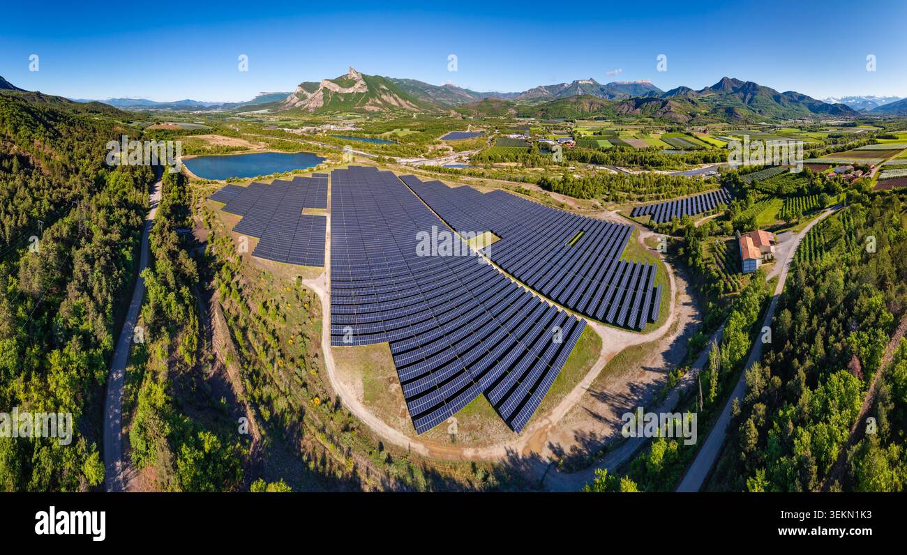 Panoramablick auf den Solarpark im Durance Valley in der Nähe von La Saulce, Hautes-Alpes, Französische Alpen, Frankreich Stockfoto