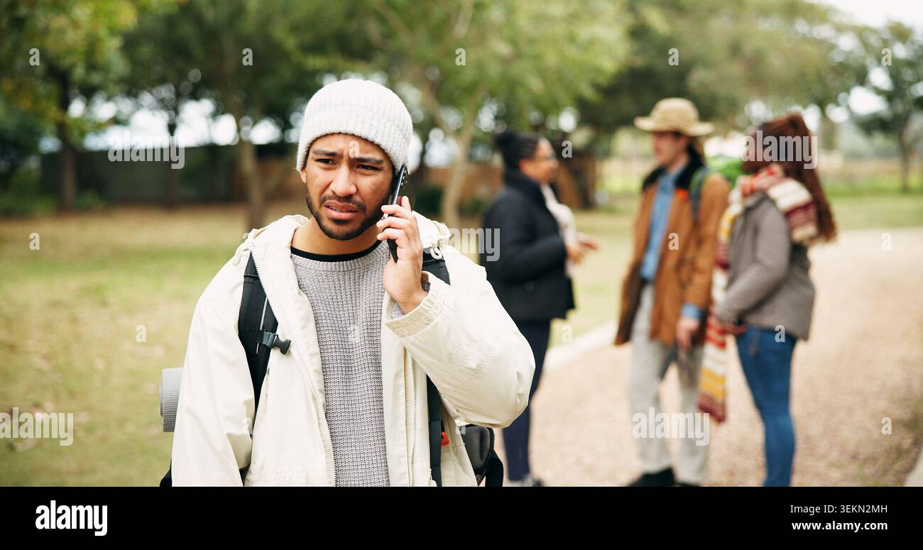Verwirrt, wandern und telefonieren mit einem Mann in der Natur, ohne Signal, Standortkrise und Führungsfehler. Verbindungsproblem, Kommunikationsproblem und Stockfoto