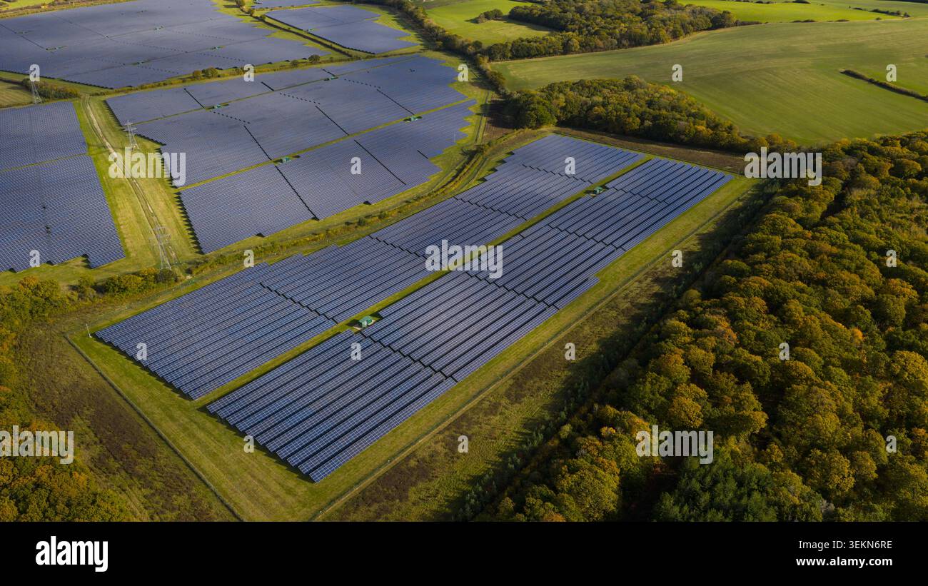 Solarpark, der saubere erneuerbare Energie aus der Sonne erzeugt Stockfoto