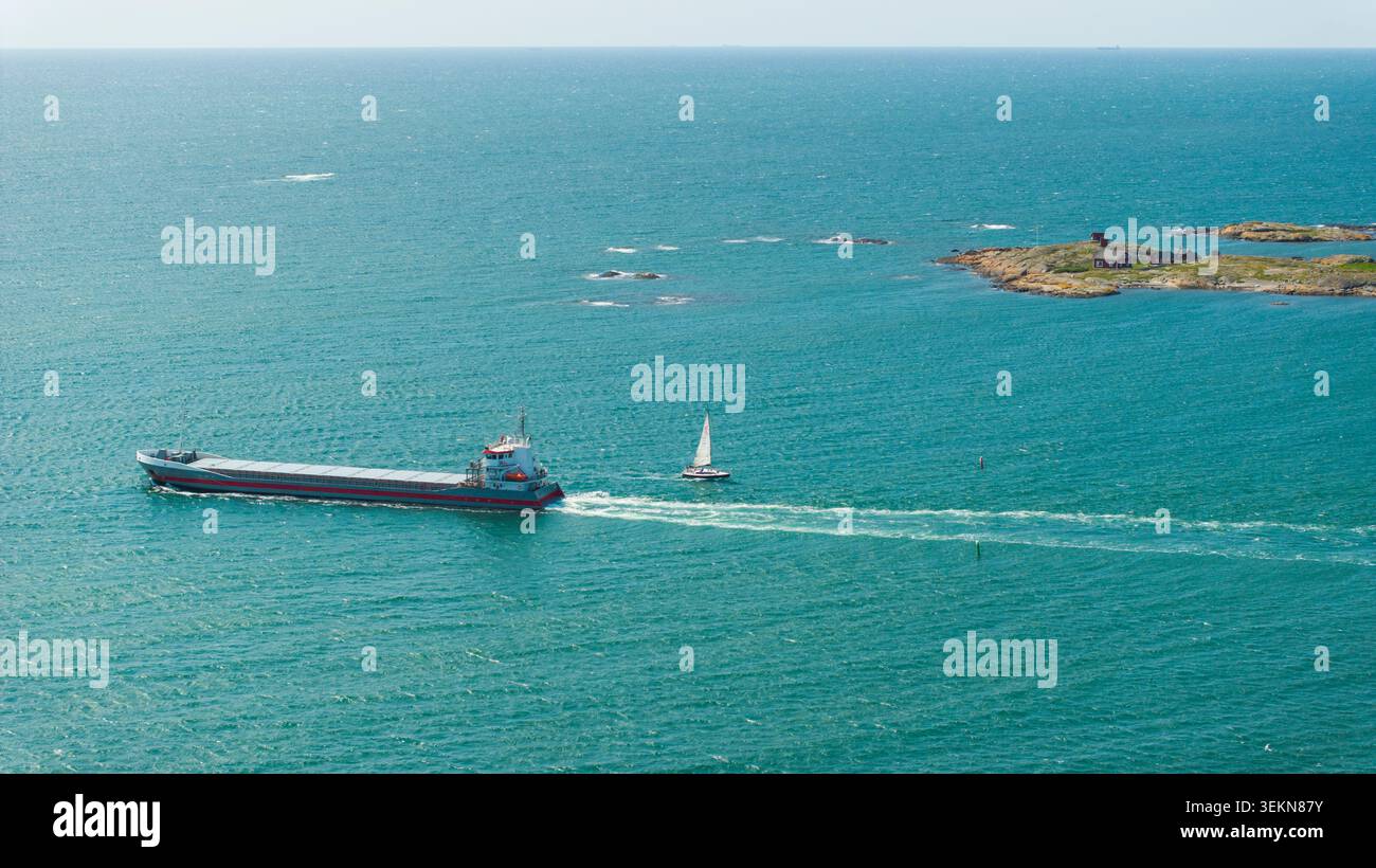 Drohnenaufnahme eines Frachtschiffes, das tagsüber auf offener See segelt Stockfoto