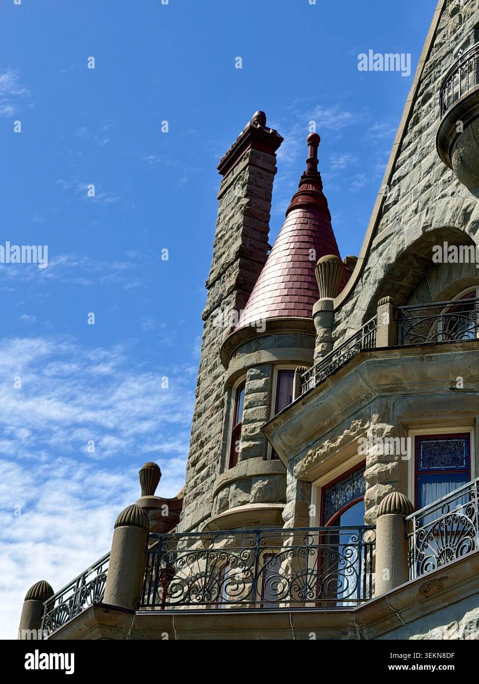 Nahaufnahme des Turms und der Steinfassade von Craigdarroch Castle in Victoria, British Columbia, Kanada, mit Blick auf viktorianische Architektur Stockfoto