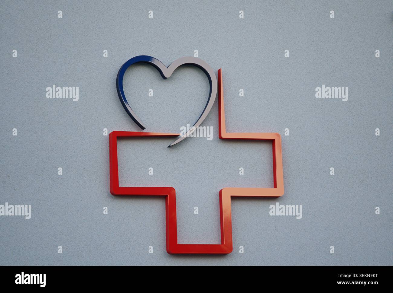 Gorzow Wielkopolski, Polen - 05.23.2026. Ein Logo, das Herz und Kreuz kombiniert, wird als dekoratives Element für eine medizinische Einrichtung verwendet Stockfoto