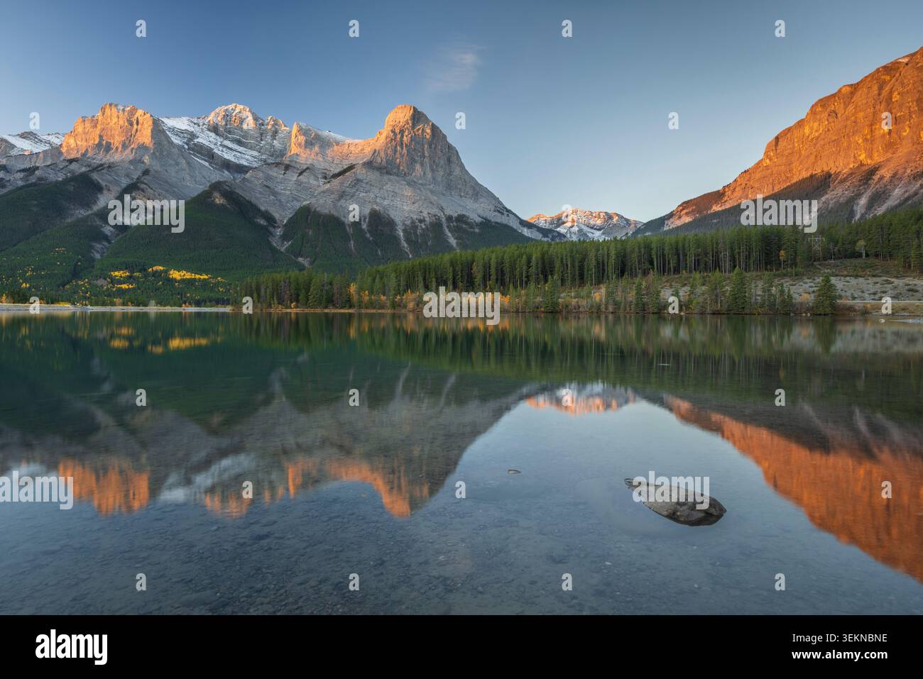 Sonnenlicht am frühen Morgen auf den Berggipfeln rund um das Rundle Forebay Reservoir in den Kanadischen Rockies, Canmore, Alberrta, Kanada. Herbst (Oktober) Stockfoto