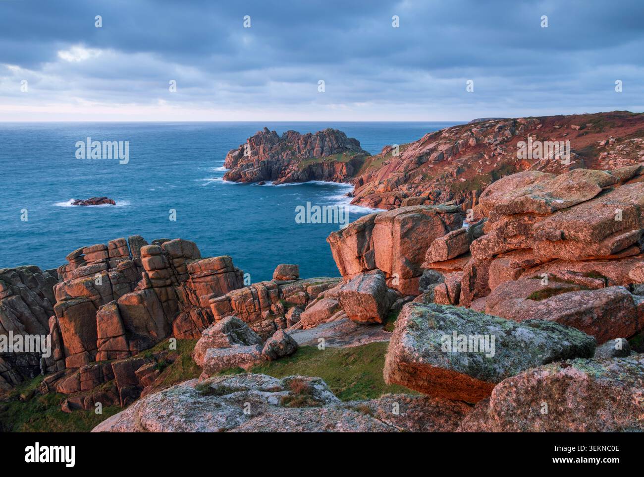 Treryn Dinas Landzunge bei Sonnenaufgang von Cribba Head in der Nähe von Land's End, Cornwall, England. Winter (Januar) 2025. Stockfoto