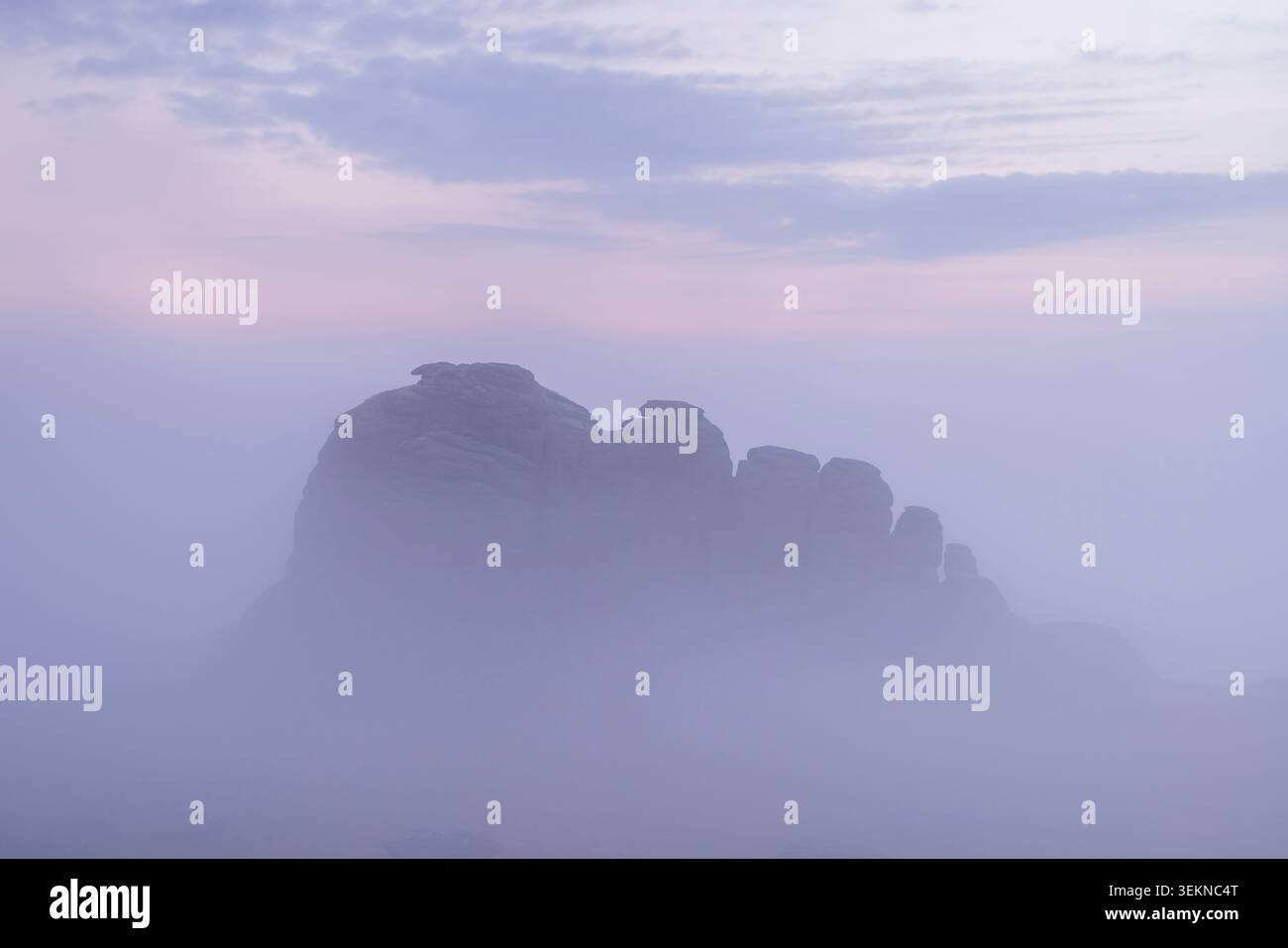 Rosafarbener Sonnenaufgang in den Haytor Rocks im Dartmoor-Nationalpark, Devon, England. Winter (März) 2026. Stockfoto