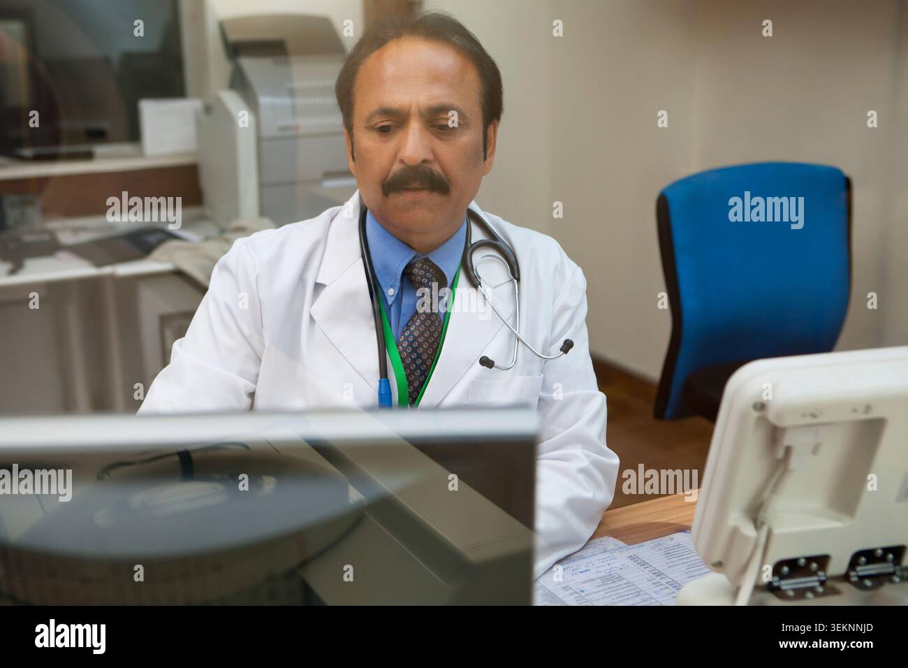 Arzt, CT-Scan am Computerbildschirm betrachten Stockfoto
