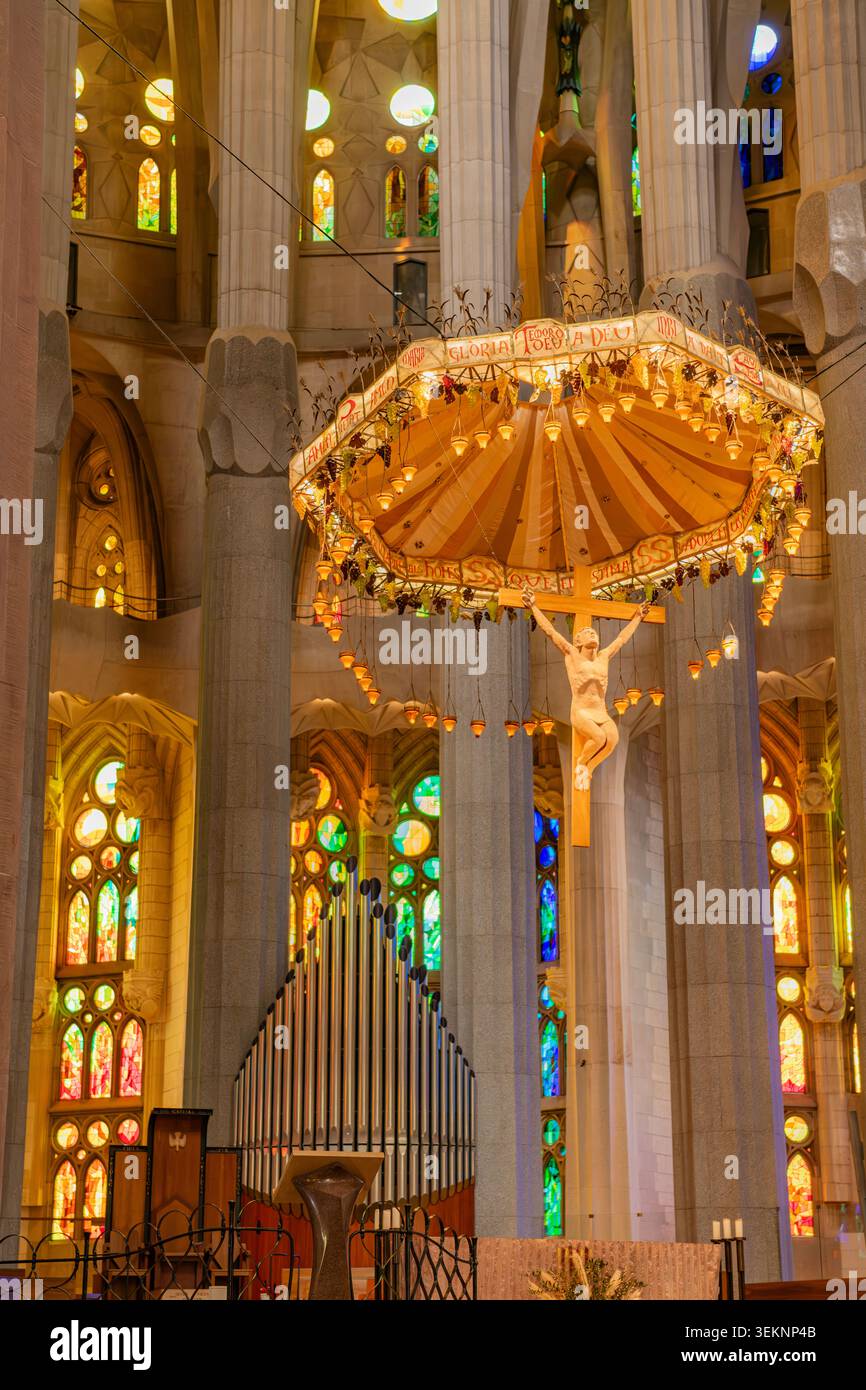Barcelona, Spanien - 19. Oktober 2025: Hängendes Kruzifix und Baldachin über dem Altar in der Sagrada Familia Stockfoto
