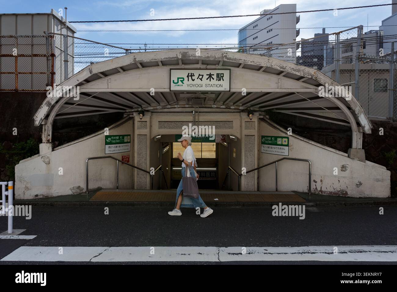 Eine ältere Japanerin geht am Ostausgang vorbei zum Bahnhof Yoyogi, Shibuya, Tokio, Japan. Stockfoto