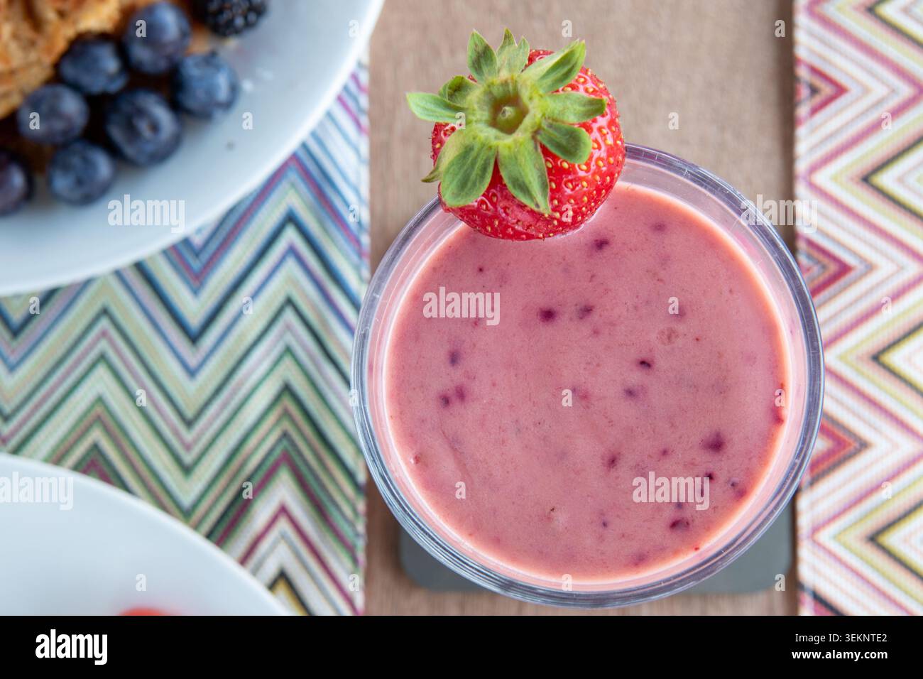 Frisches Smoothy Erdbeergetränk über der Aussicht, frisches Obst zum Frühstück Stockfoto