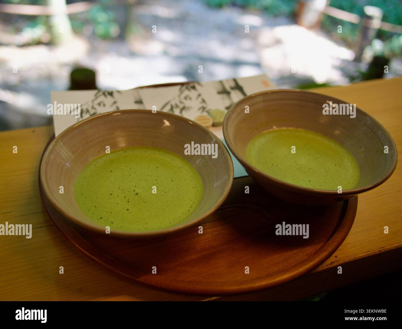 Matcha-Tee wird im Teehaus des Hokoku-JI-Tempels in Kamakura, Japan, serviert. Stockfoto