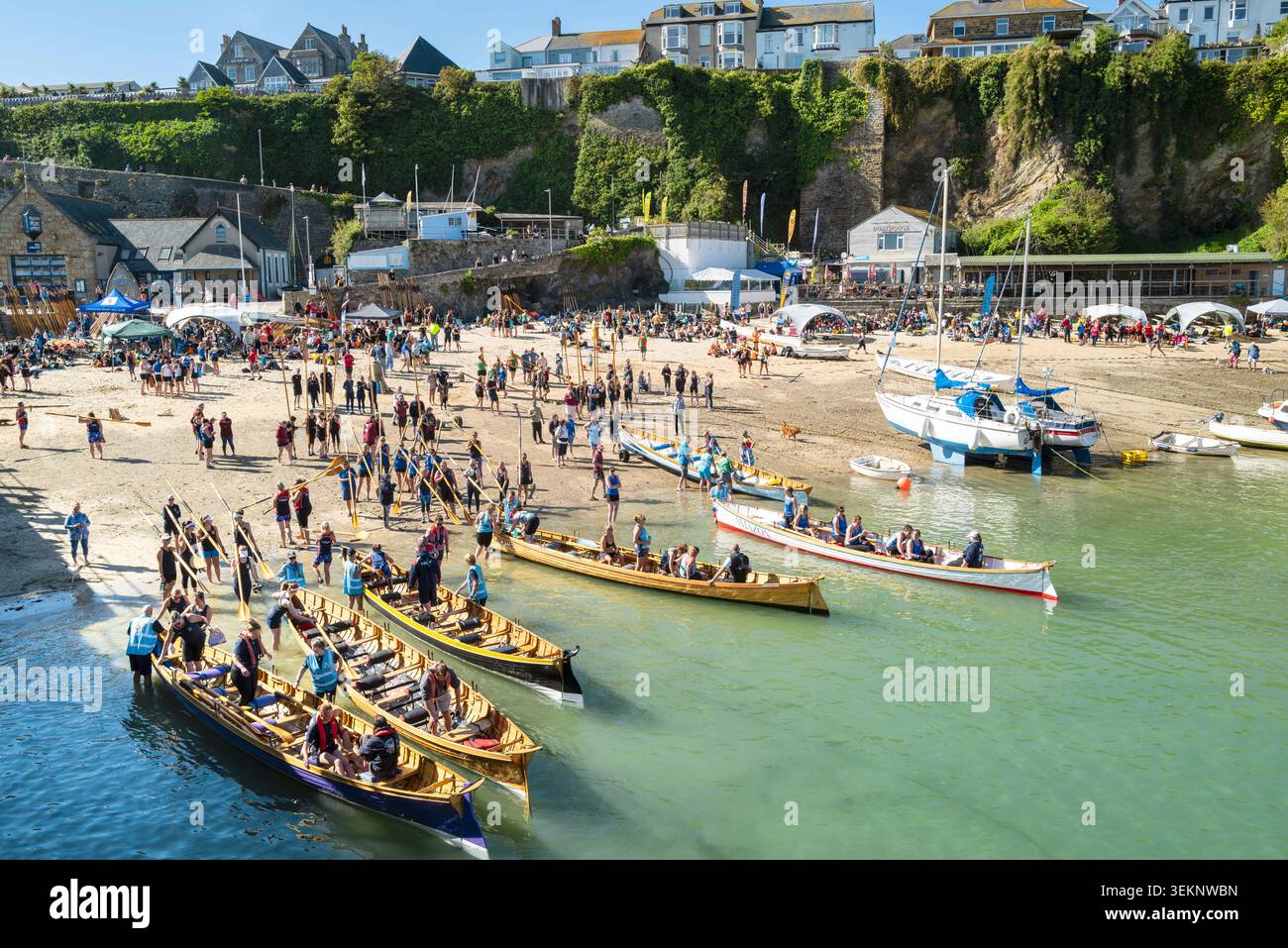 Piloten-Gig-Crews mit Rudern warten darauf, an Bord ihrer Piloten-Gigs für die Women's Newquay County Championships Cornish Pilot Gig Rowing in Newqu zu gehen Stockfoto