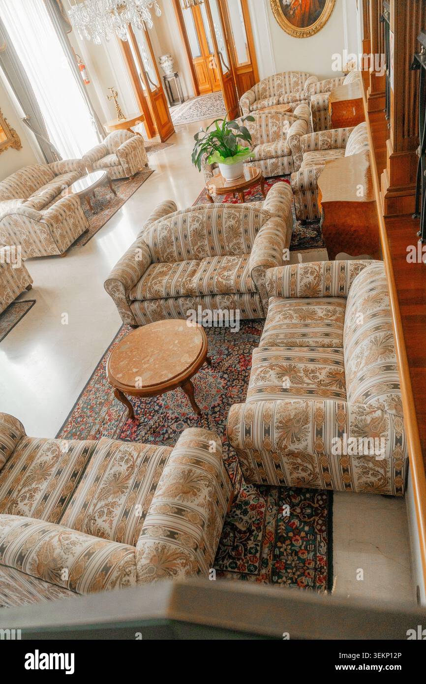 Komfortabler Sitzbereich im Hotel oder in der Residenz. Konzept der Gastfreundschaft und raffiniertes Design. Stockfoto