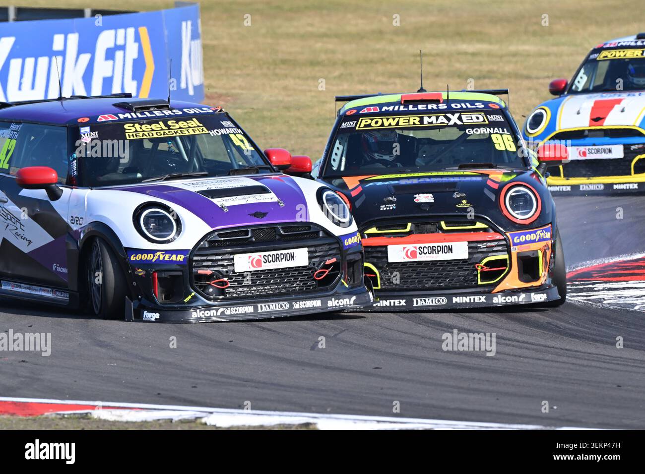 Close Racing um Position, Henry Howarth, Jamsport Racing UK, Sam Gornall, Pro Alloys Racing, MINI JCW, 2026 Power Maxed MINI Challenge Trophy, drei Stockfoto