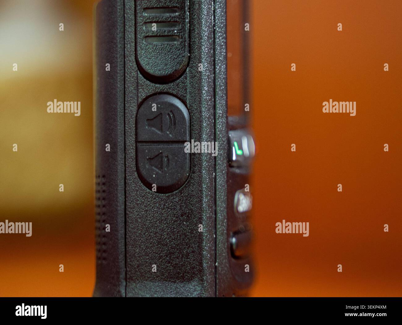 A Tasten zum Erhöhen und verringern der Lautstärke eines Funksprechgeräts mit Walkie-Talkie. Isoliert durch unscharfen Hintergrund. Technologiekonzept. Stockfoto