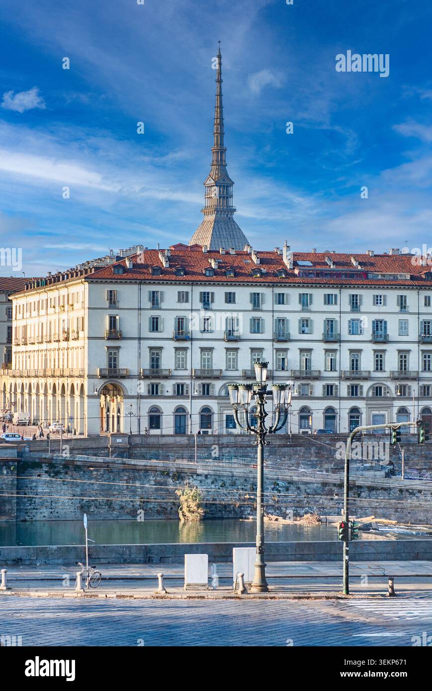 Die Mole Antonelliana steht hoch vor einem blauen Himmel und überblickt die Stadt Turin und den Fluss Po Stockfoto