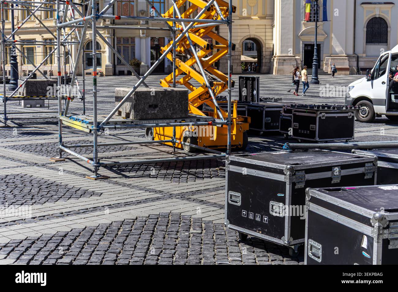 Eine horizontale Aufnahme im Freien, die den technischen Aufbau einer Unterhaltungsbühne zeigt, mit Aluminium-Metall-Fachwerkgerüsten, Schwarzflug Stockfoto