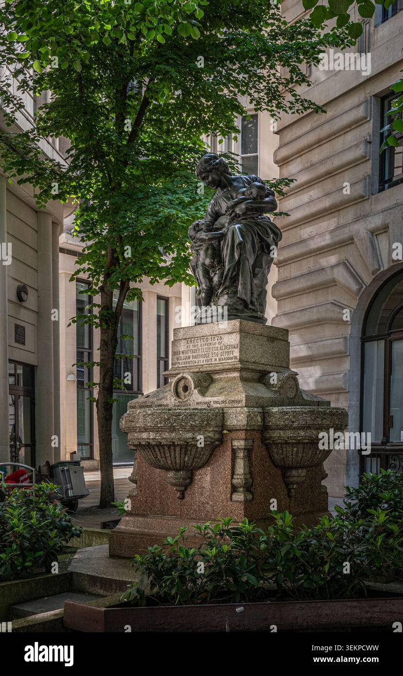 La Maternité, ein Trinkbrunnen, ist eine historische Bronzeskulptur des französischen Bildhauers Aimé-Jules Dalou, die sich hinter der Royal Exchange in London befindet. Stockfoto