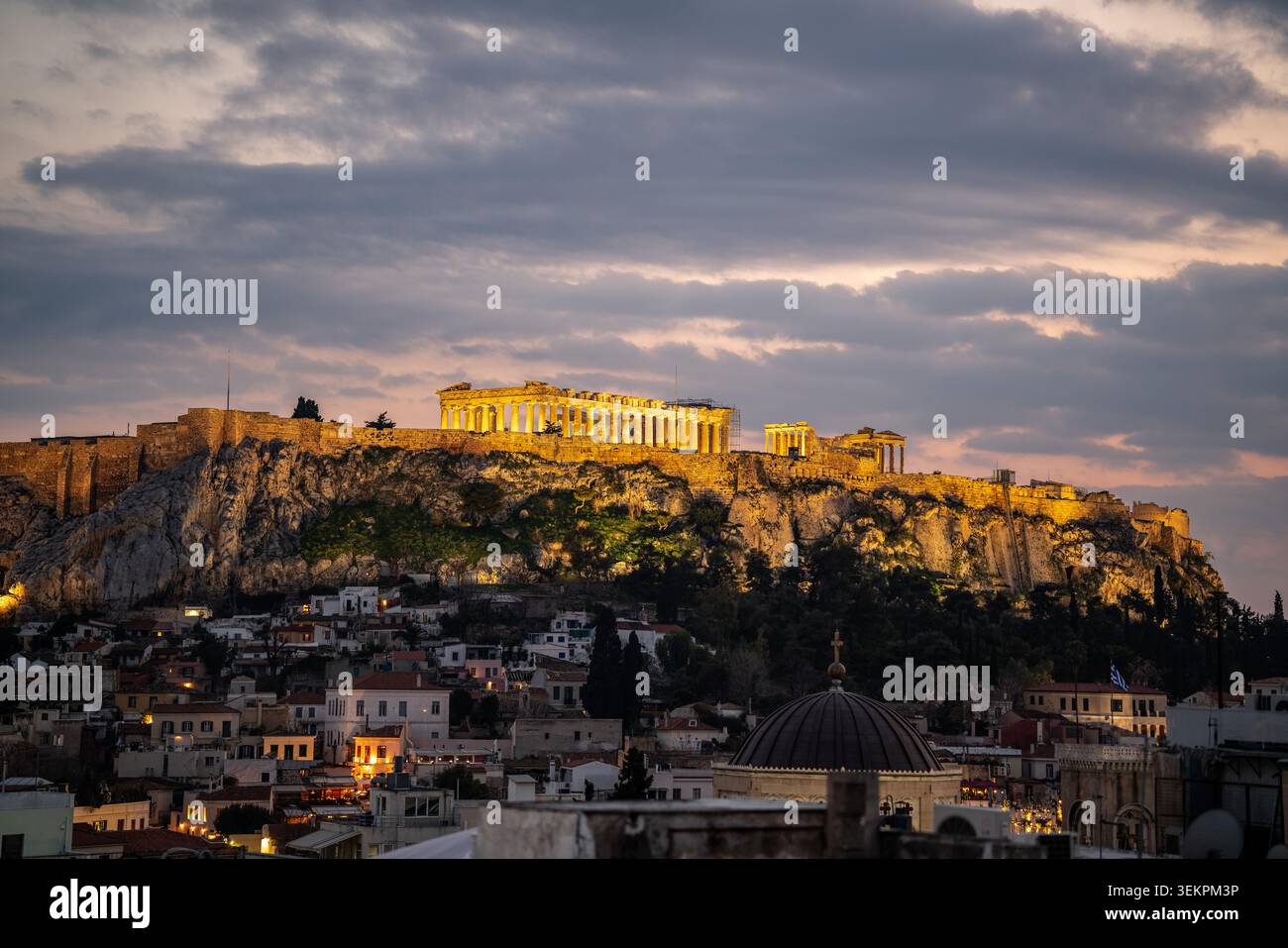 Athen Akropolis und Parthenon Panoramablick auf die Stadt, Griechenland. Ruinen der antiken griechischen Zitadelle auf einem felsigen Hügel unter einem dramatischen bewölkten Himmel. Stockfoto