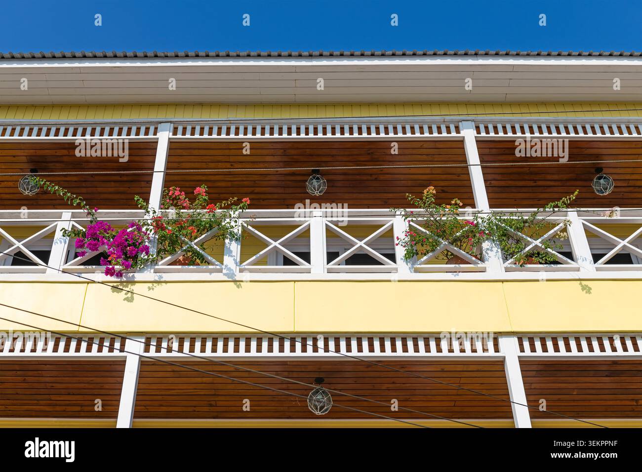 Farbenfrohe Architektur im Kolonialstil mit Balkon, Livingston, Guatemala. Stockfoto