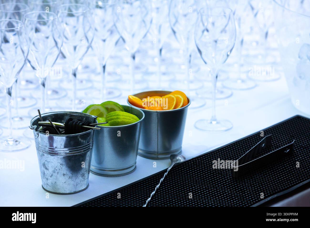 Barstation mit Limetten, Orangenscheiben und Cocktailwerkzeugen, bereit für Getränke Stockfoto