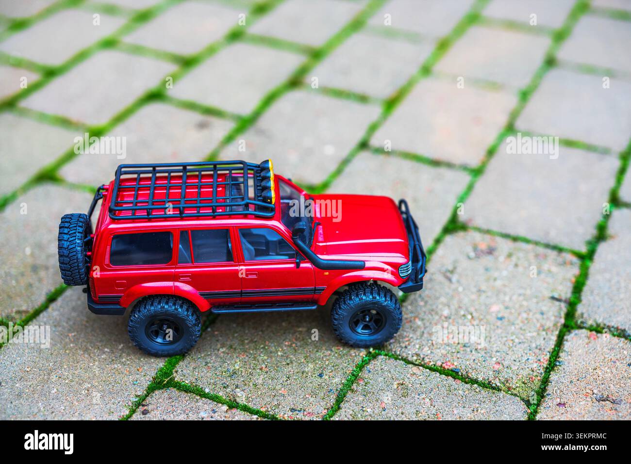 Nahaufnahme des roten Offroad-suv mit Fernbedienung auf Steinpflaster. Schweden. Stockfoto