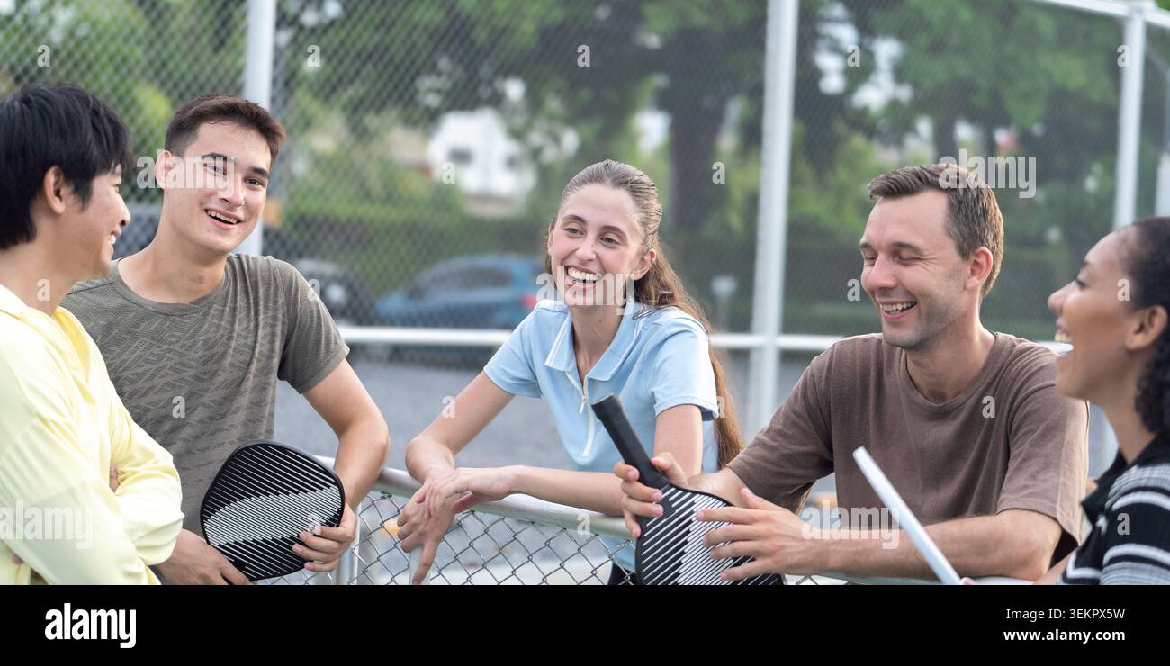 Aktive, vielfältige Leute spielen Pickleball auf dem Outdoor Court Stockfoto