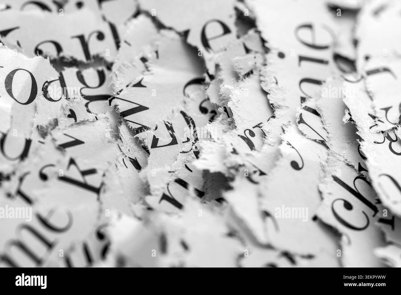 Papierfetzen mit Wörtern und Briefen aus Zeitschriften und Zeitungen. Zeitungspapier Streifen Hintergrund. Stockfoto