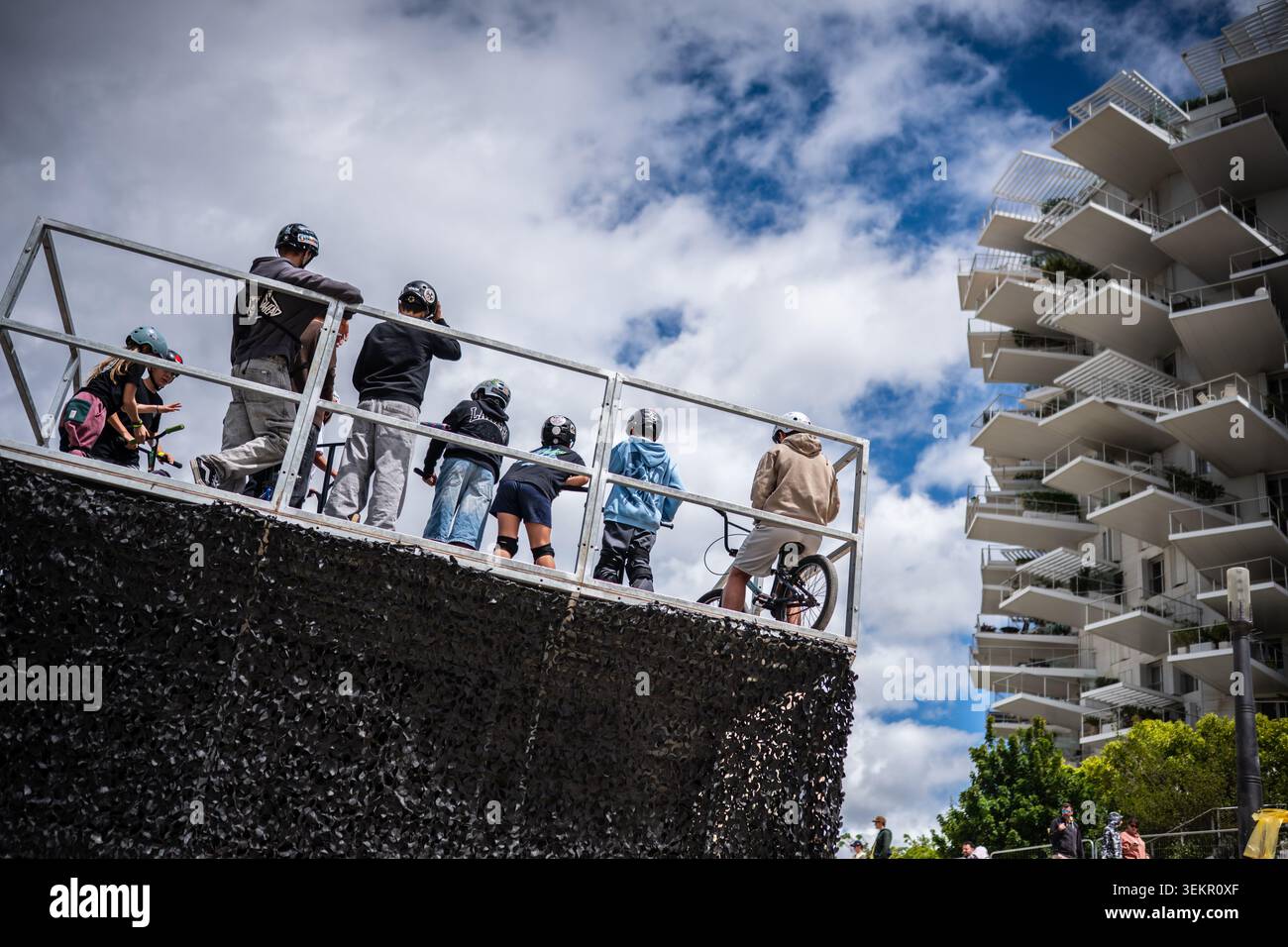 Blick auf das L'arbre Blanc (Weißer Baum) Gebäude in Montpellier von der FISE Rollerrampe, Montpellier, Frankreich Stockfoto