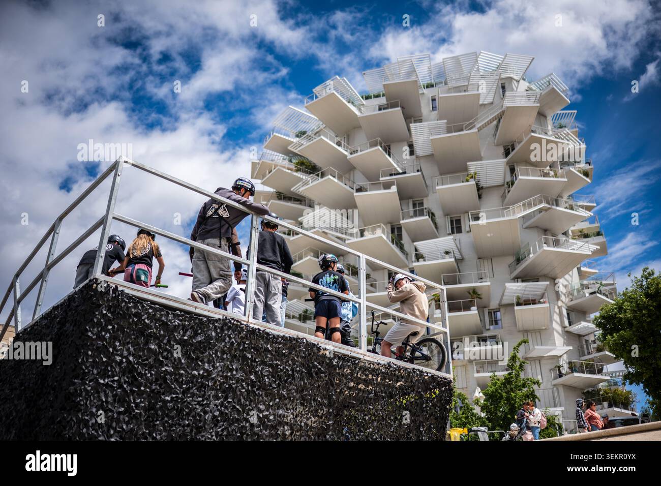 Blick auf das L'arbre Blanc (Weißer Baum) Gebäude in Montpellier von der FISE Rollerrampe, Montpellier, Frankreich Stockfoto